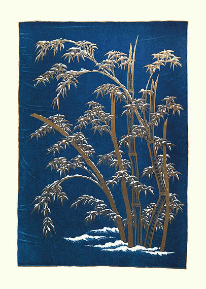 Japanischer Holzschnitt mit goldenem Bambus und Schnee auf den Blättern vor tiefem Indigogrund