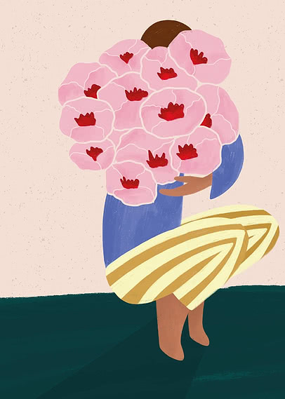 Una figura quasi del tutto nascosta dietro una bracciata di fiori rosa piatti, in piedi su blu verde profondo con gonna a righe gialle
