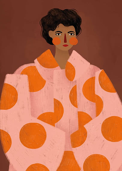 Une femme aux cheveux sombres dans un manteau rose oversize parsemé de cercles et de croissants orange sur un fond bordeaux profond