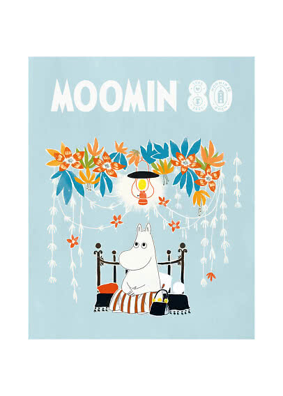 Lyseblå Moomin 80-plakat med Mumitrold på seng under blomster og hængende lampe