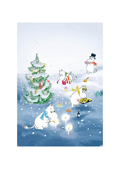 Illustration der Mumins im Schnee bei einem geschmückten Weihnachtsbaum mit Essen und Wunderkerzen