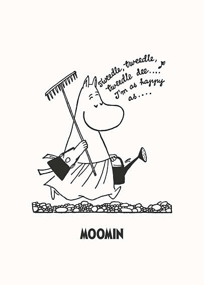 Sort-hvid Mumi-illustration af Mumimor med rive, vandkande og håndtaske, gående og syngende