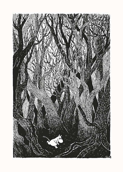 Illustrazione in bianco e nero di un piccolo personaggio troll in una foresta fitta e scura