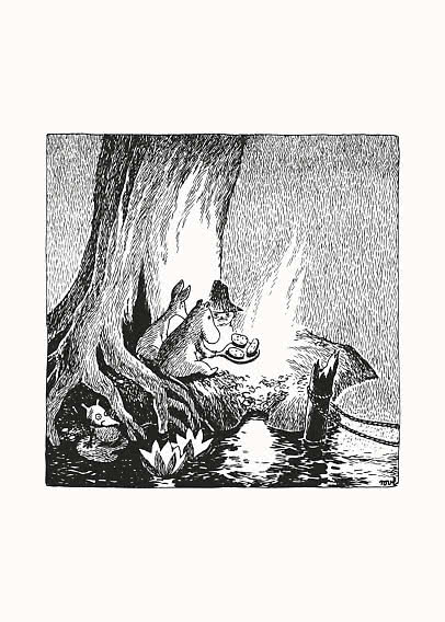 Sort-hvid illustration af små figurer ved et træ og vand, en serverer mad på et fad.