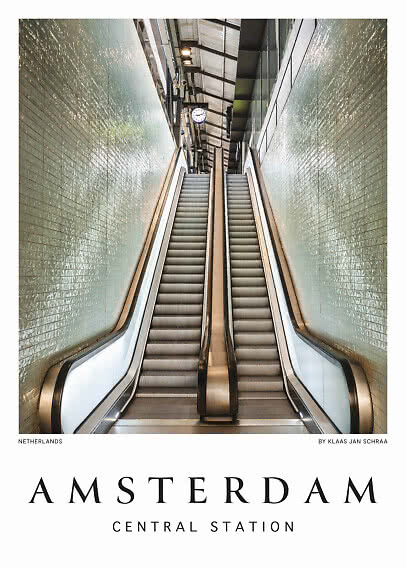 Poster mit Rolltreppen im Amsterdamer Hauptbahnhof, von unten zwischen glänzenden Wänden