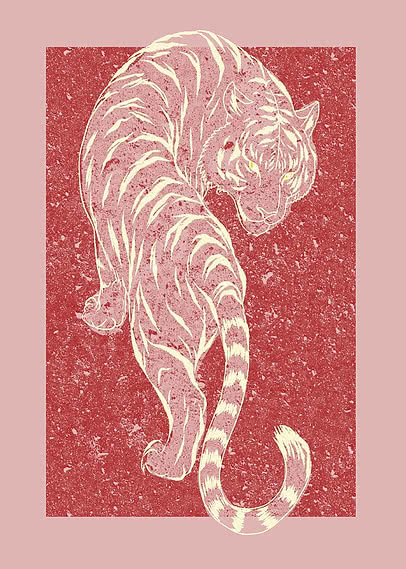 Ein Tiger in cremefarbener Linie auf einem tiefen gesprenkelten roten Feld, der Kopf nach unten gewandt, gefasst von einem staubrosa Rand