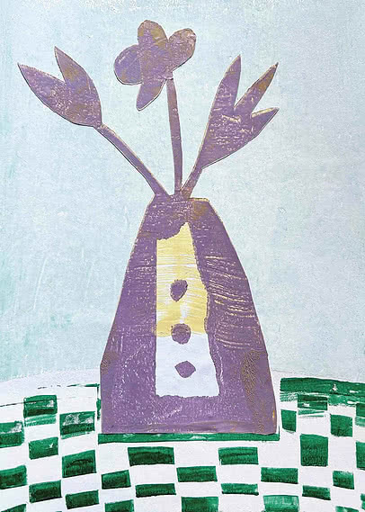 En vase med blomster i klippet papir i lilla på bleg blå, med et grønt og hvidt tern som dug ud over begge kanter