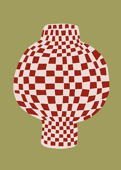 Un jarrón de panza redonda cubierto de borde a borde por un damero rojo y crema que se curva con su forma, sobre un fondo oliva plano