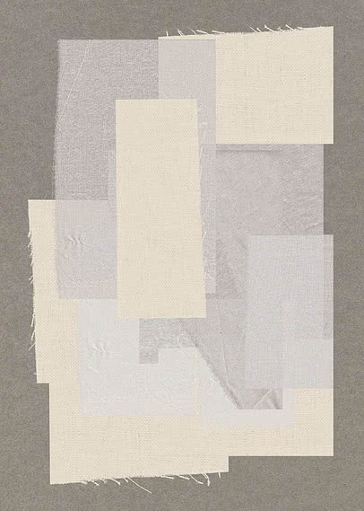 Des chutes de lin, de gaze et de coton crème et gris pâle se chevauchent en grille lâche sur un carton gris, plusieurs bords laissés effilochés