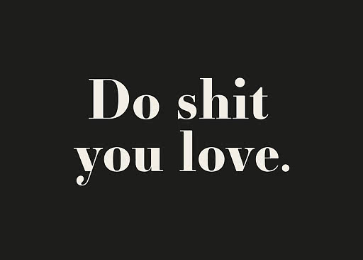 Sort design med hvid tekst: “Do shit you love.”