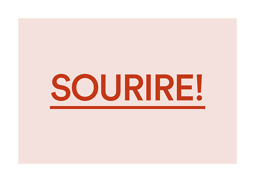 Textgrafik med ordet ”SOURIRE!” i rött på ljusrosa bakgrund