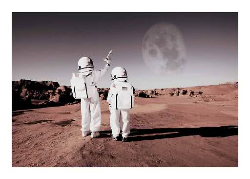 Zwei Astronauten stehen in einer roten Wüstenlandschaft und zeigen auf einen großen Mond am Himmel.
