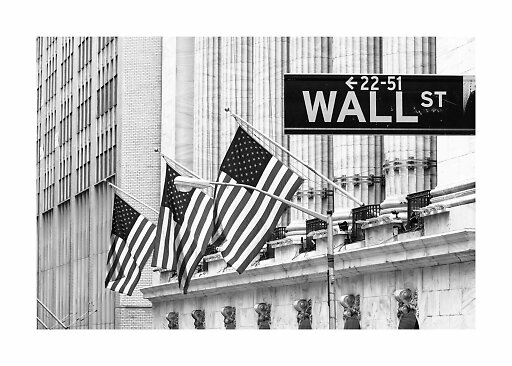 Sort-hvidt foto af Wall Street-skilt og amerikanske flag foran klassiske bygninger