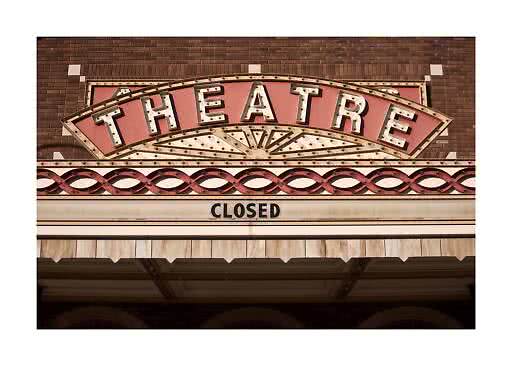 Façade de théâtre vintage avec grande enseigne THEATRE et marquise indiquant CLOSED