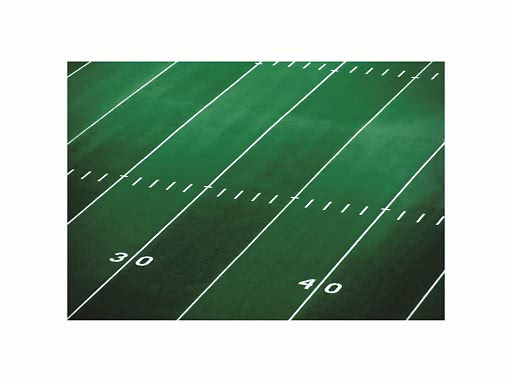 Campo da football americano verde con linee bianche e i numeri 30 e 40