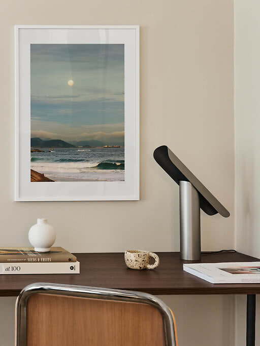 Affiche de paysage marin avec une lune au-dessus d'un bureau