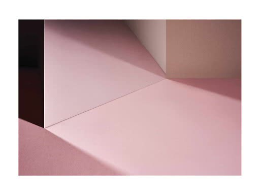 Abstrakt motiv med rosa og beige flader, skarpe vinkler og skygger