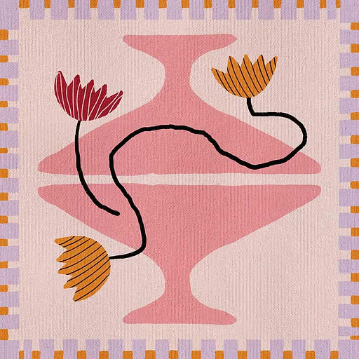 Un vaso rosa alto fatto di curve speculari su fondo cipria, con fiori a righe rosse e arancioni su una linea nera
