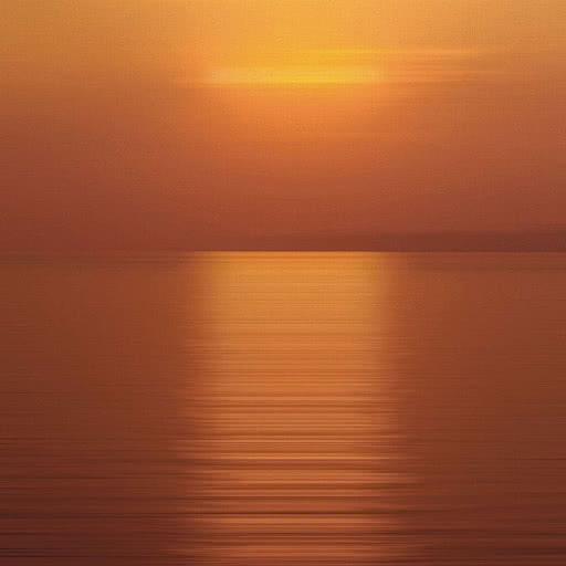 Un sole basso sull'acqua aperta, levigato dalla lunga esposizione in fasce ambrate con una riva appena più scura