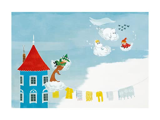 Illustration av Mumintrollen på moln över ett blått hus med rött tak och tvättlina