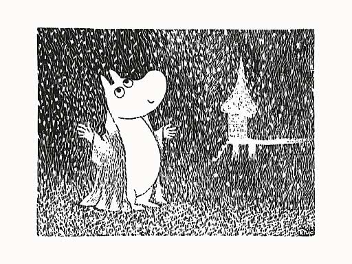 Illustrazione in bianco e nero di un piccolo topo con zampette alzate accanto a un gatto snello.