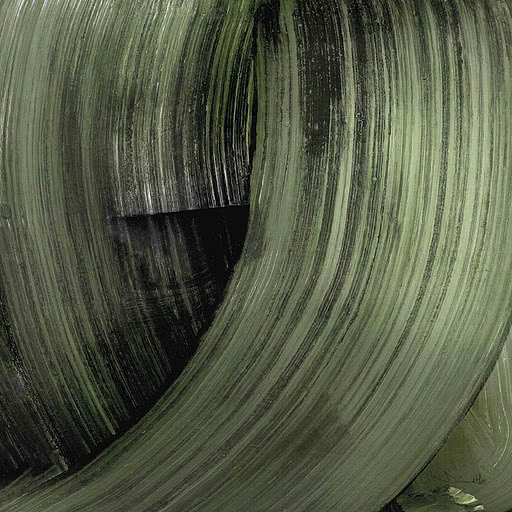 Enormi pennellate curve di verde salvia trascinate su un fondo scuro, pettinate in sottili linee parallele di setola
