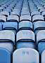 Reihen leerer blauer Stadionsitze mit Sitznummern