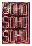 Enseigne lumineuse rose affichant SOHO SOHO SOHO sur fond sombre