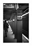 Foto in bianco e nero di una banchina metro con cartello 86 Street e una persona che si allontana