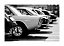 Foto in bianco e nero di una fila di auto d’epoca parcheggiate una accanto all’altra