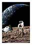 Astronauta su una superficie lunare rocciosa accanto a una capsula spaziale, con la Terra sullo sfondo.