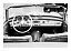 Vista in bianco e nero degli interni di una cabriolet classica con volante bianco e cruscotto