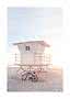 Rettungsschwimmerturm Nummer 23 am Strand bei Sonnenuntergang mit Fahrrad im Sand