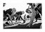 Schwarz-Weiß-Foto von American-Football-Spielern an der Line of Scrimmage