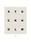 Minimalistisches Poster mit den Buchstaben STOCKHOLM in Schwarz auf hellem Beigeton und kleinen Koordinaten unten