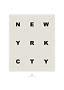 Minimalistisches Poster mit NEW YORK CITY in schwarzen Buchstaben auf beigem Grund, USA und Koordinaten unten