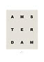 Beiges Poster mit schwarzen Buchstaben, die AMSTERDAM bilden, und kleinen Koordinaten unten.