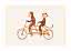 Illustration von zwei Affen auf einem orangefarbenen Tandem vor hellem Hintergrund