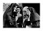 Foto en blanco y negro de cuatro monjas con hábito encendiendo y fumando cigarrillos juntas.
