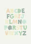 Póster con letras del alfabeto en suaves colores pastel sobre fondo claro
