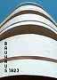 Plakat z zaokrągloną architekturą Bauhausu w bieli i brązie na tle błękitnego nieba, napis Bauhaus 1923