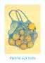 Blaue Netztasche mit Zitronen und Orangen auf hellgelbem Hintergrund