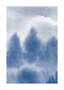 Blaues Aquarell mit nebligen Baumsilhouetten und hellen Wolken