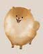 Illustration af en rund, fluffy brun hund med smil og krøllet hale