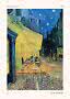 Poster del Caffè di notte di Van Gogh, con terrazza gialla illuminata sotto un cielo blu stellato.