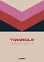 Poster astratto con forme a V stratificate in beige, rosa, rosso e blu navy, con scritta Triangle