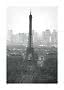 Sort-hvidt foto af Eiffeltårnet med Paris' skyline i baggrunden