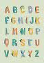 Buntes Alphabet-Poster mit verspielten Buchstaben im Dino-Stil auf hellgrünem Hintergrund