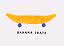 Illustratie van een gele banaan als skateboard met blauwe wielen en de tekst "Banana Skate"