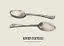 Illustration von zwei silbernen Suppenlöffeln auf hellem Hintergrund mit dem Text „Kitchen Essentials“
